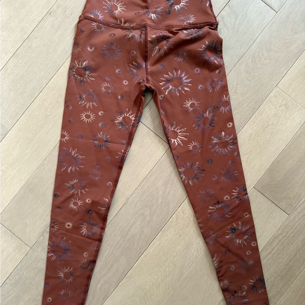 Beyond Yoga Sunburst Patterned Ankle Leggings